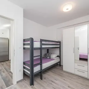  Apartment Janice